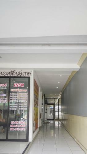Hotel Roomquest Nichada Isb International