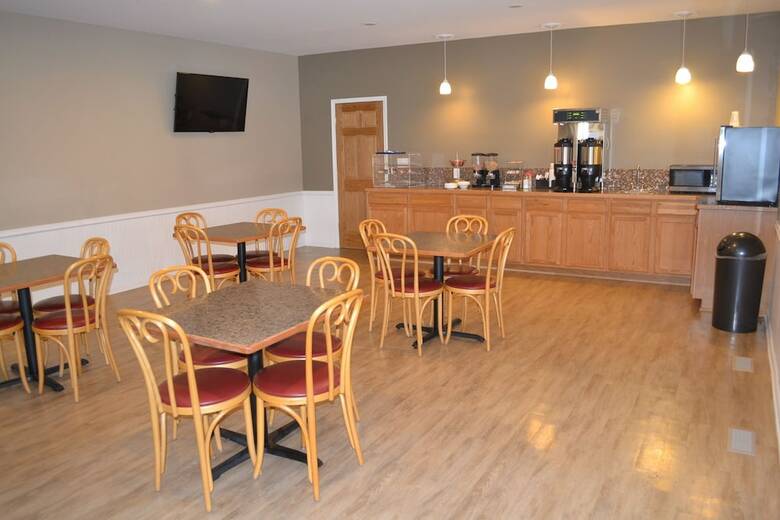 Hotel Sky Lodge Inn & Suites - Delavan