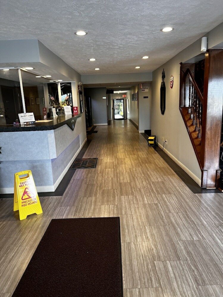 Hotel Sky Lodge Inn & Suites - Delavan