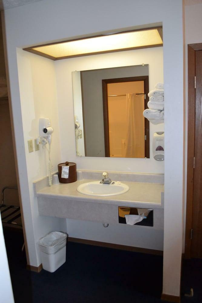Hotel Sky Lodge Inn & Suites - Delavan