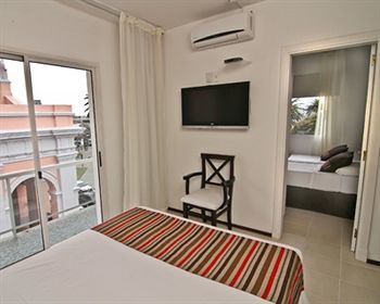 De La Plaza Hotel