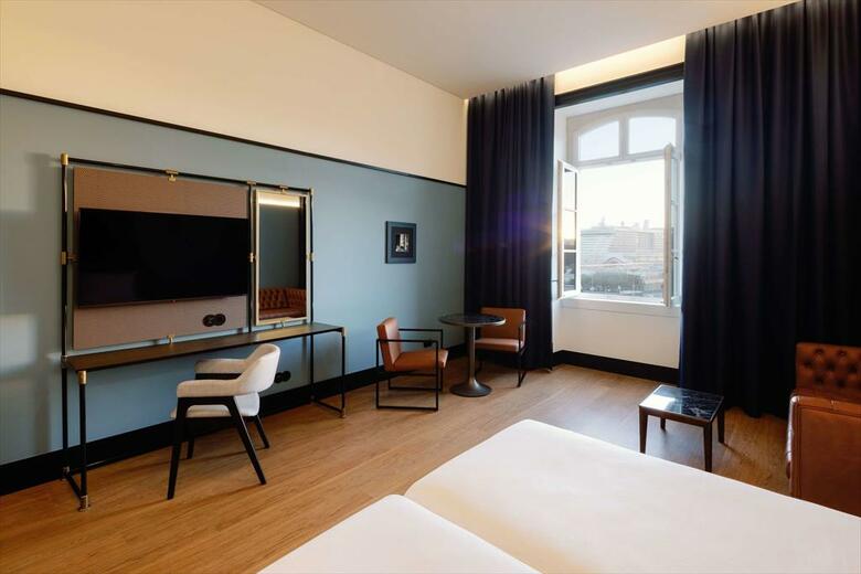 The Editory Riverside Santa Apol�nia Hotel