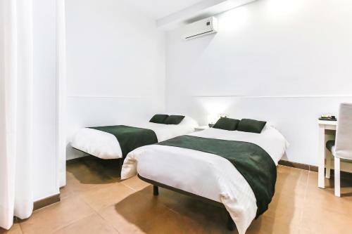 Hostal Laramond Barcelona Rooms