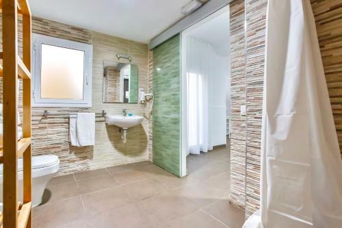 Hostal Laramond Barcelona Rooms