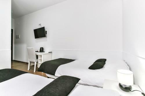 Hostal Laramond Barcelona Rooms