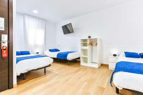 Hostal Laramond Barcelona Rooms