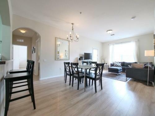 3br 2bath Condo Balcony 5min Conv Center 1388ft