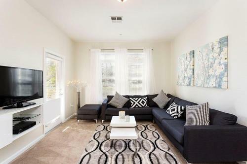 3br 2bath Condo Balcony 5min Conv Center 1388ft