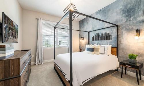 Dazzling 8 Bdrm Home With Putting Green At Encore