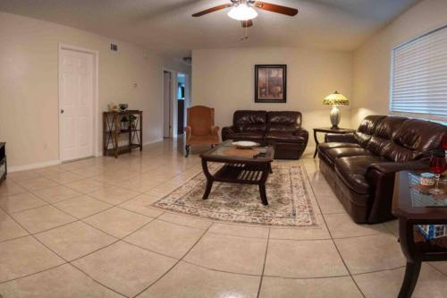 Spacious Home, Close To Attractions, Sleeps 4