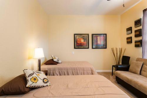 4br 2bath Condo Balcony 5min Conv Center 2020ft