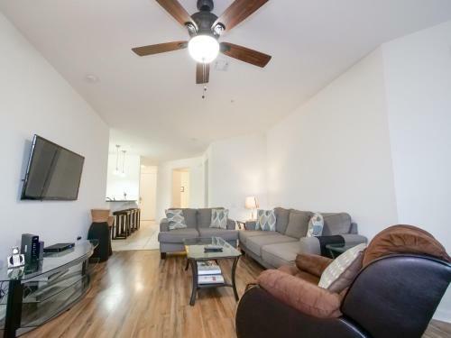 4br 2bath Condo Balcony 5min Conv Center 2020ft