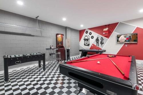 Spacious 8 Bdrm Home With South Facing Pool In Encore