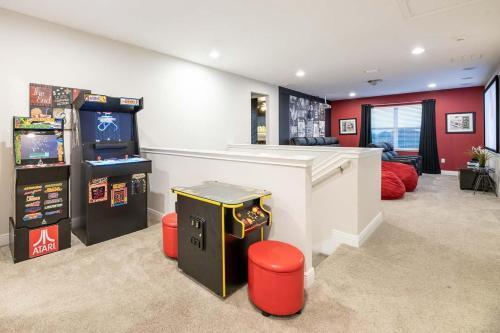 Spacious 8 Bdrm Home With South Facing Pool In Encore