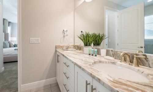 Spacious 8 Bdrm Home With South Facing Pool In Encore