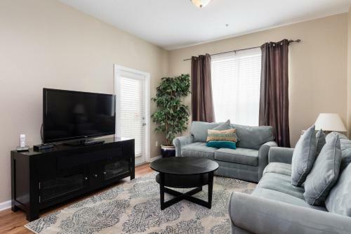 3br 2bath Condo Balcony 5min Conv Center 1388ft