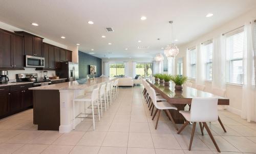 Stylish Sleek 9 Bdrm Home With Full Kitchen At Encore