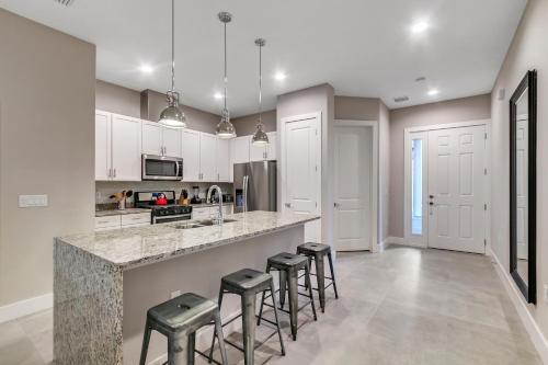 4 Bedrooms - 4,5 Bathrooms - Summerville 7588 Sd