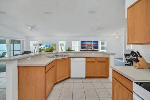 Modern, Spacious, Pool House With Game Room Near Disney World!