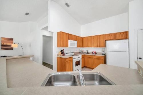 Modern, Spacious, Pool House With Game Room Near Disney World!