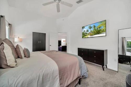Modern, Spacious, Pool House With Game Room Near Disney World!