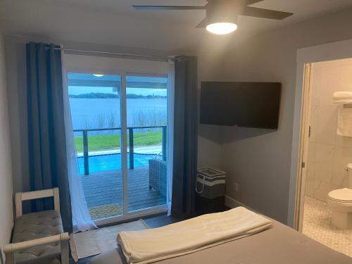 Clear Lake Retreat: Private Pool, Lakefront