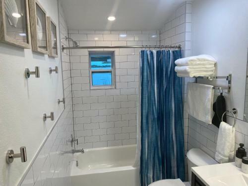 Clear Lake Retreat: Private Pool, Lakefront