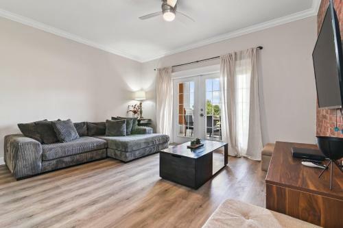 7673 - Beautiful 3 Bedroom Apartment
