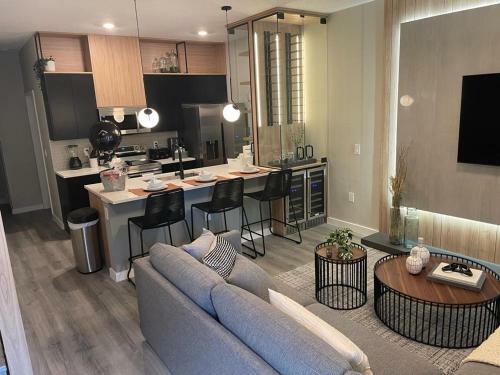 3 Bedroons- 3 Bathroons- The Hud 3421tt