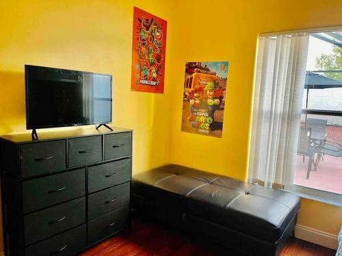 Fun, King Bed Suite, Queen Bed Suite, With Fast Wifi An Free Parking