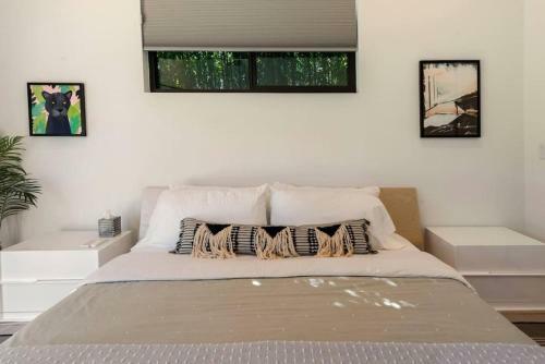 Stunning Modern Home In Hip Enclave Near Dt