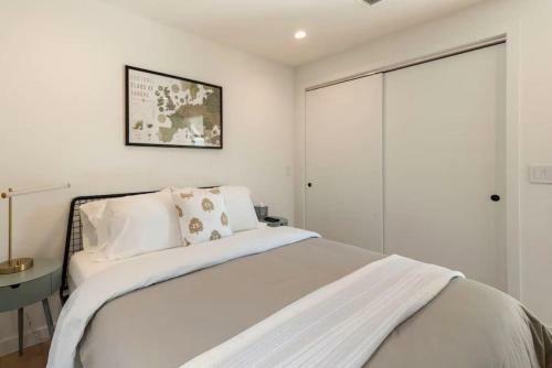 Stunning Modern Home In Hip Enclave Near Dt