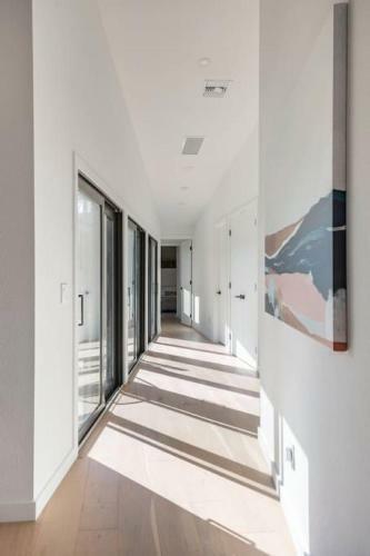 Stunning Modern Home In Hip Enclave Near Dt