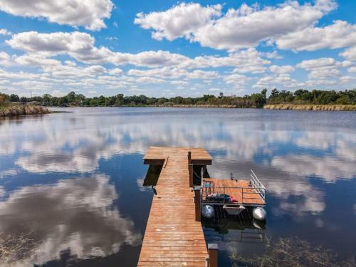 Pristine Lakeside 3br Home W Private Pool