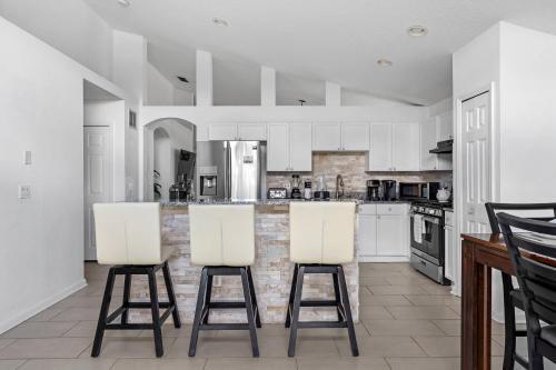 Well Illuminated And Spacious 3 Br Wh15920