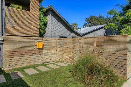 Charming 1br Vintage Treehouse Garage Apartment