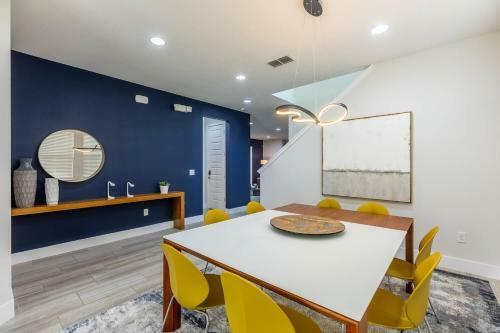 Comfy Modern House W Pool Perfect Location