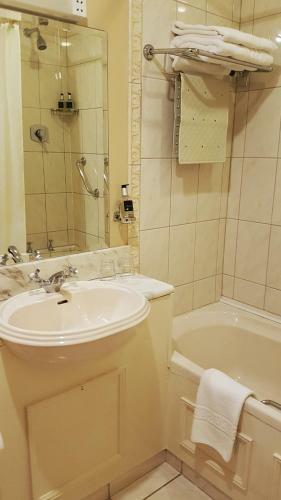 Hostal The Moorings Guesthouse & Seafood Restaurant