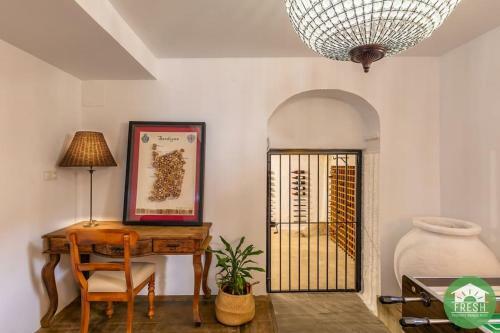 Town House With Jacuzzi And Foosball Table