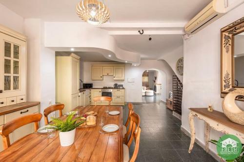 Town House With Jacuzzi And Foosball Table