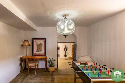 Town House With Jacuzzi And Foosball Table
