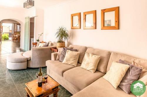 Town House With Jacuzzi And Foosball Table