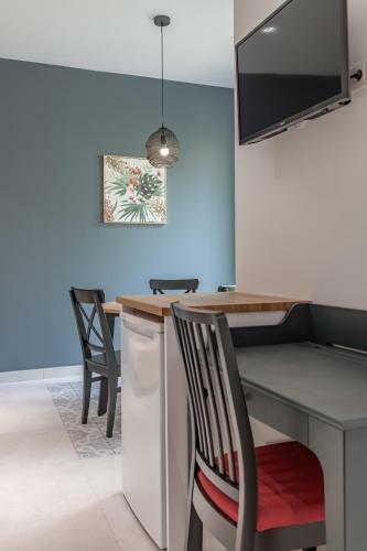 Chic & Comfortable Apartment, Private Terrace