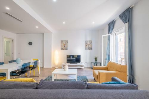 Modern, Stylish Apartment With Balcony