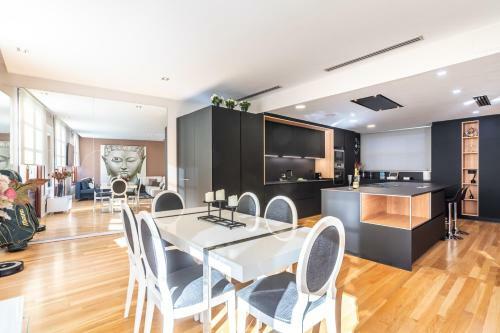 Central Market Lux Apartment