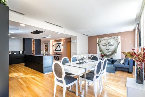 Central Market Lux Apartment