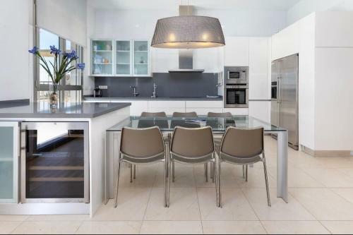 Luxury Sea View Apartment With 2 Rooms