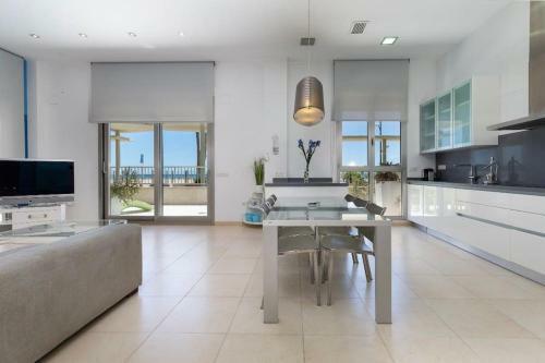 Luxury Sea View Apartment With 2 Rooms