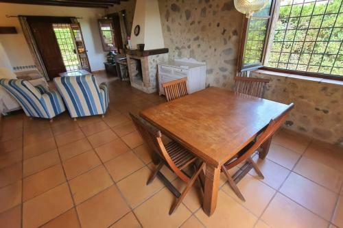 Casa Con Piscina Torroella De Fluvi�