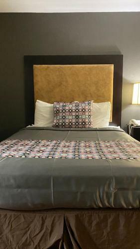 Motel Island Suites Bay City